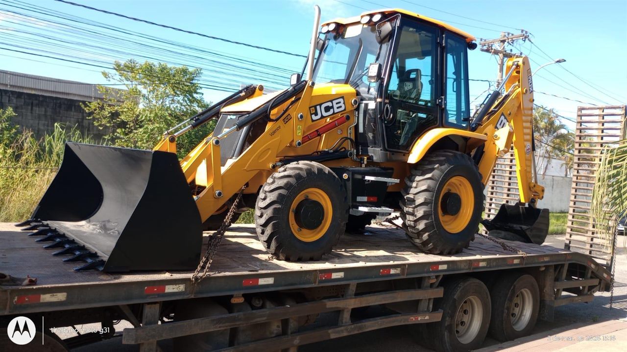 Retroescavadeira da Moura Terraplanagem em área de serviço